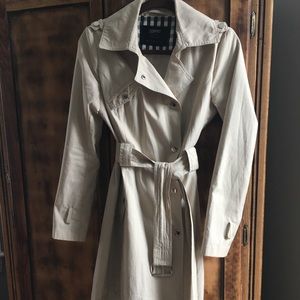 Stone-colored, belted trench by Esprit